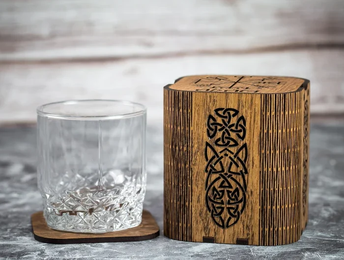 Viking Glass Cup Vegvisir, Elegant wooden box with a beautiful Celtic ornament
