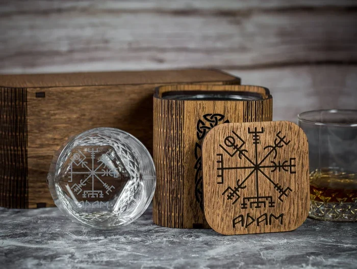 Viking Glass Cup Vegvisir, Elegant wooden box with a beautiful Celtic ornament